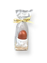 Charger l&#39;image dans la galerie, Véritable Œuf Coquille Chocolat praliné dans son coquetier 1P
